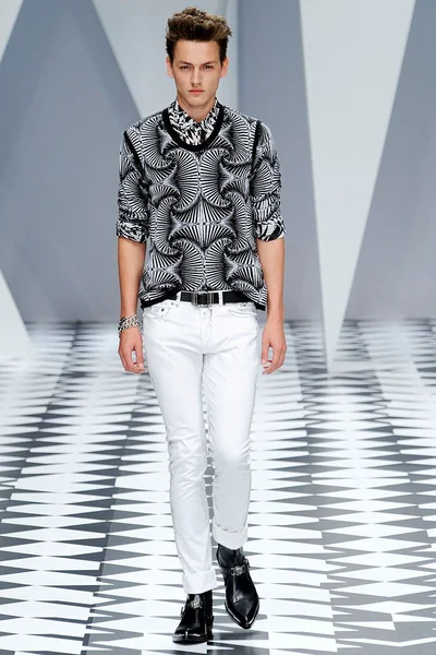 Look 28